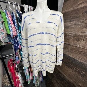 Jennifer Lopez White and Blue V-Neck Sweater with Artistic Stripes